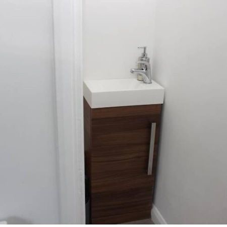 Newly Refurbished 3 Bed 2.5 Bath House In Staines Villa Eksteriør bilde