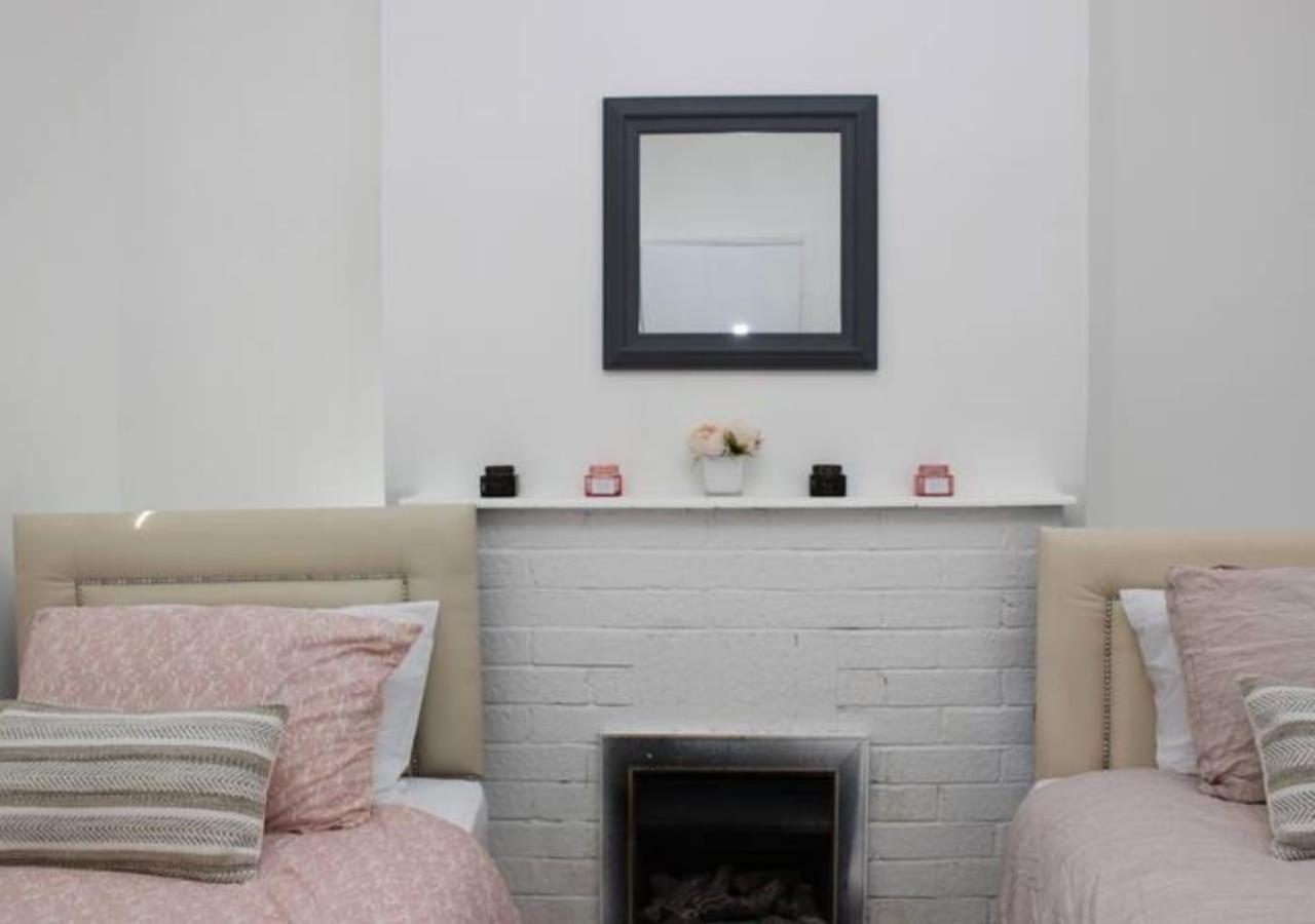 Newly Refurbished 3 Bed 2.5 Bath House In Staines Villa Eksteriør bilde