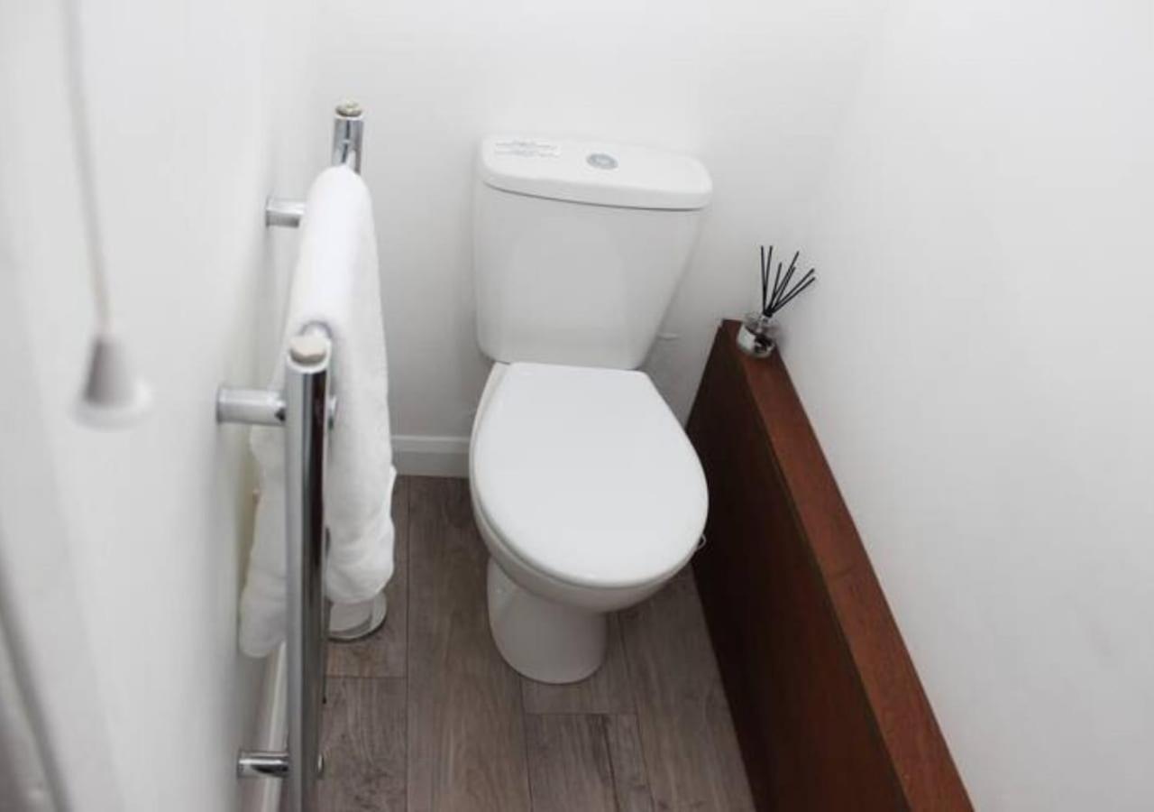 Newly Refurbished 3 Bed 2.5 Bath House In Staines Villa Eksteriør bilde