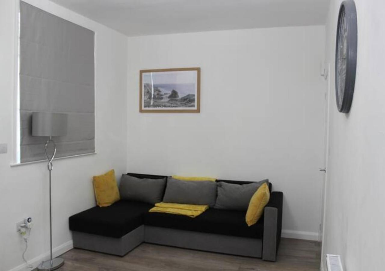 Newly Refurbished 3 Bed 2.5 Bath House In Staines Villa Eksteriør bilde