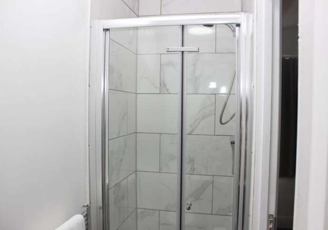 Newly Refurbished 3 Bed 2.5 Bath House In Staines Villa Eksteriør bilde