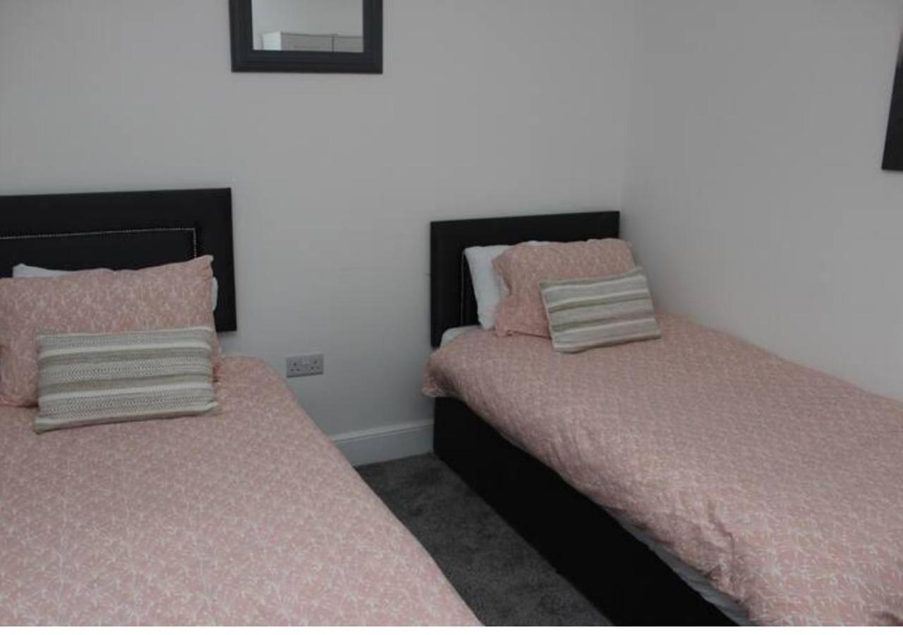 Newly Refurbished 3 Bed 2.5 Bath House In Staines Villa Eksteriør bilde