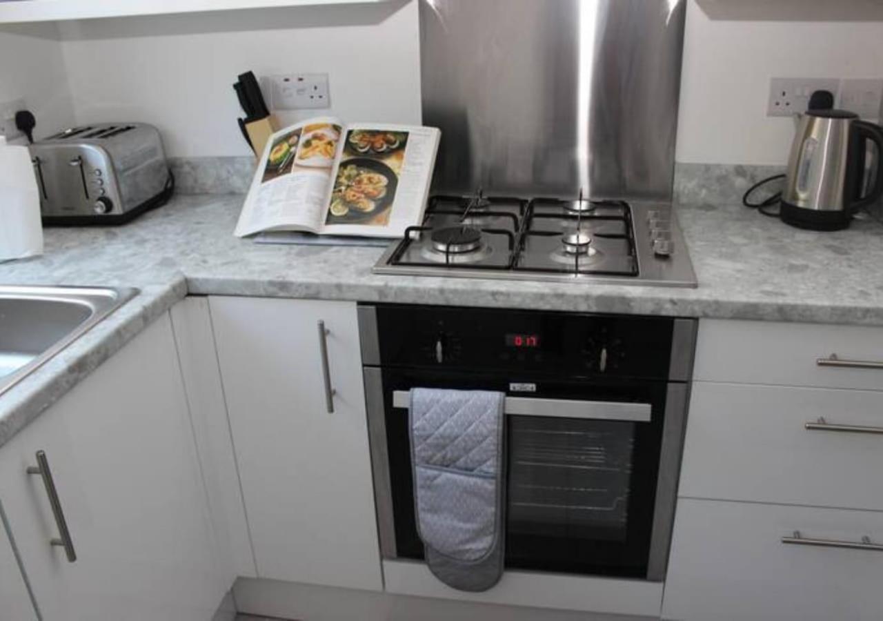 Newly Refurbished 3 Bed 2.5 Bath House In Staines Villa Eksteriør bilde