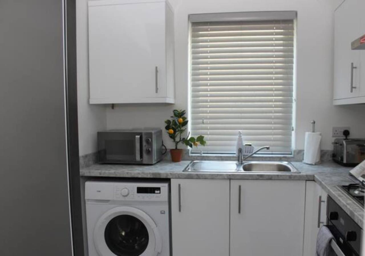 Newly Refurbished 3 Bed 2.5 Bath House In Staines Villa Eksteriør bilde