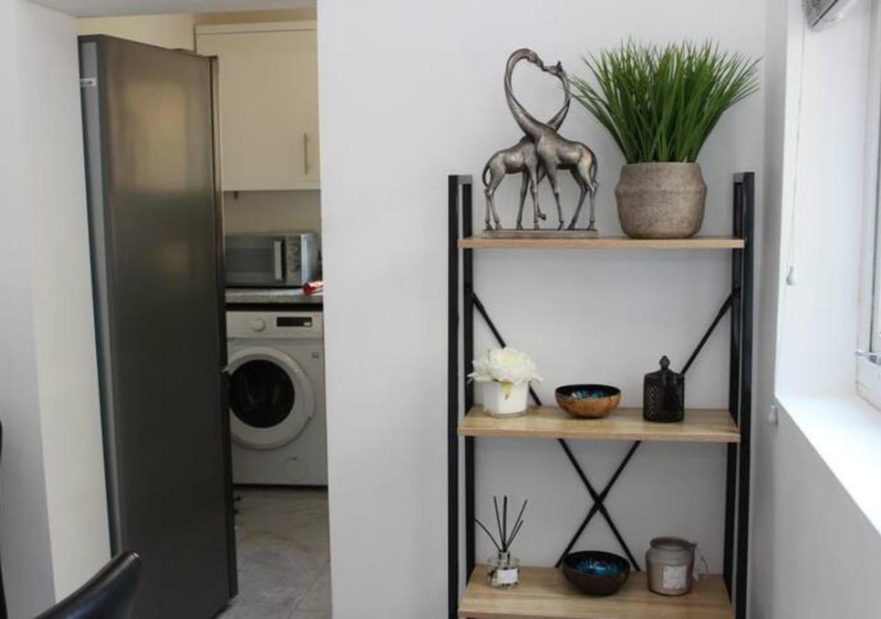 Newly Refurbished 3 Bed 2.5 Bath House In Staines Villa Eksteriør bilde