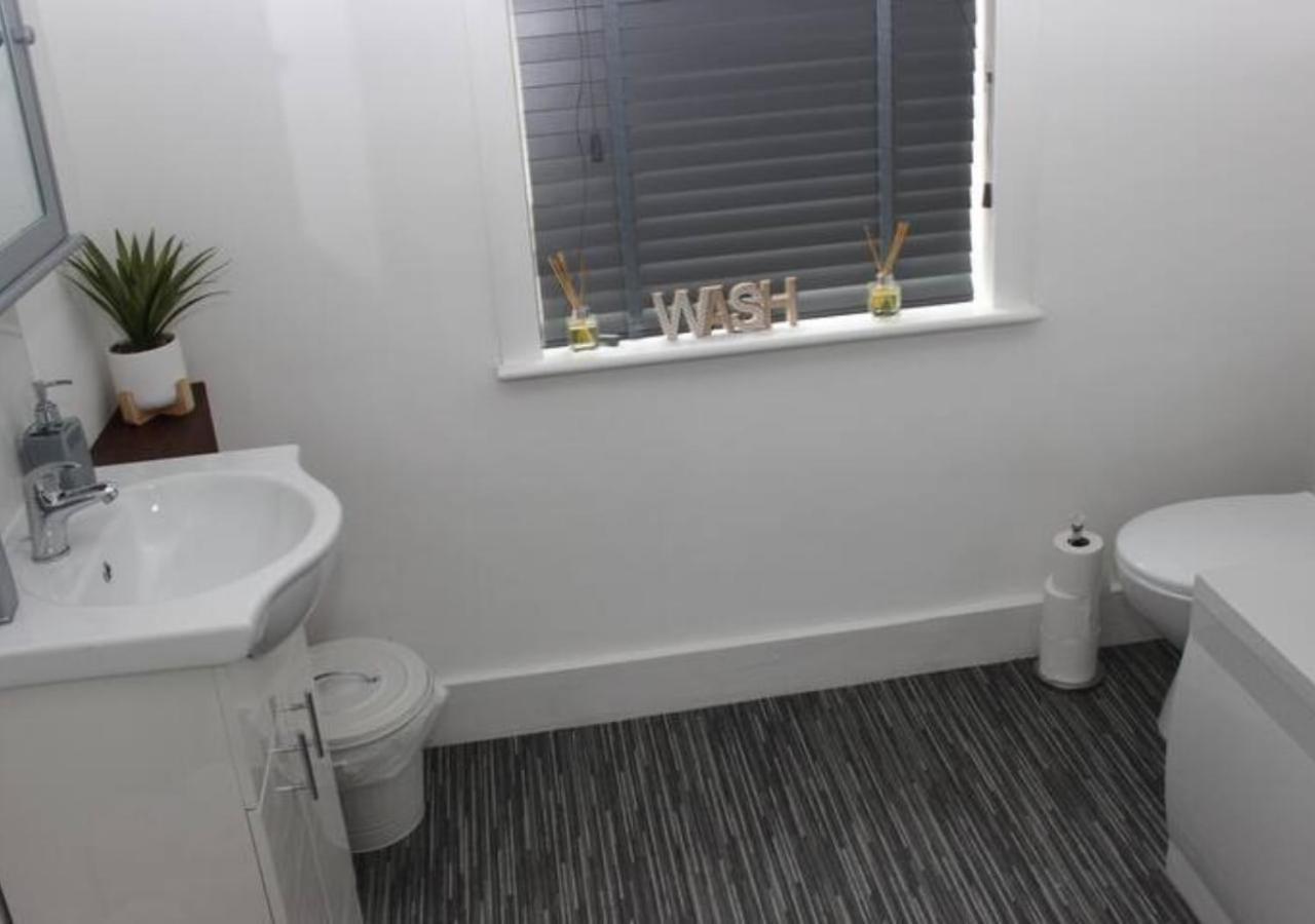 Newly Refurbished 3 Bed 2.5 Bath House In Staines Villa Eksteriør bilde