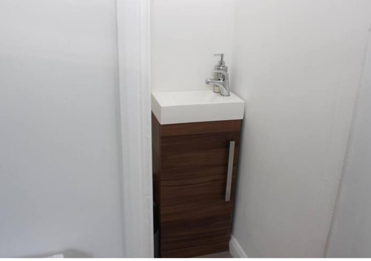 Newly Refurbished 3 Bed 2.5 Bath House In Staines Villa Eksteriør bilde
